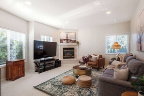 Una televisión, una chimenea