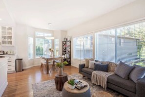 Una televisión, una chimenea