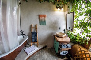 HandtĂŒcher, Seife, Shampoo, Toilettenpapier