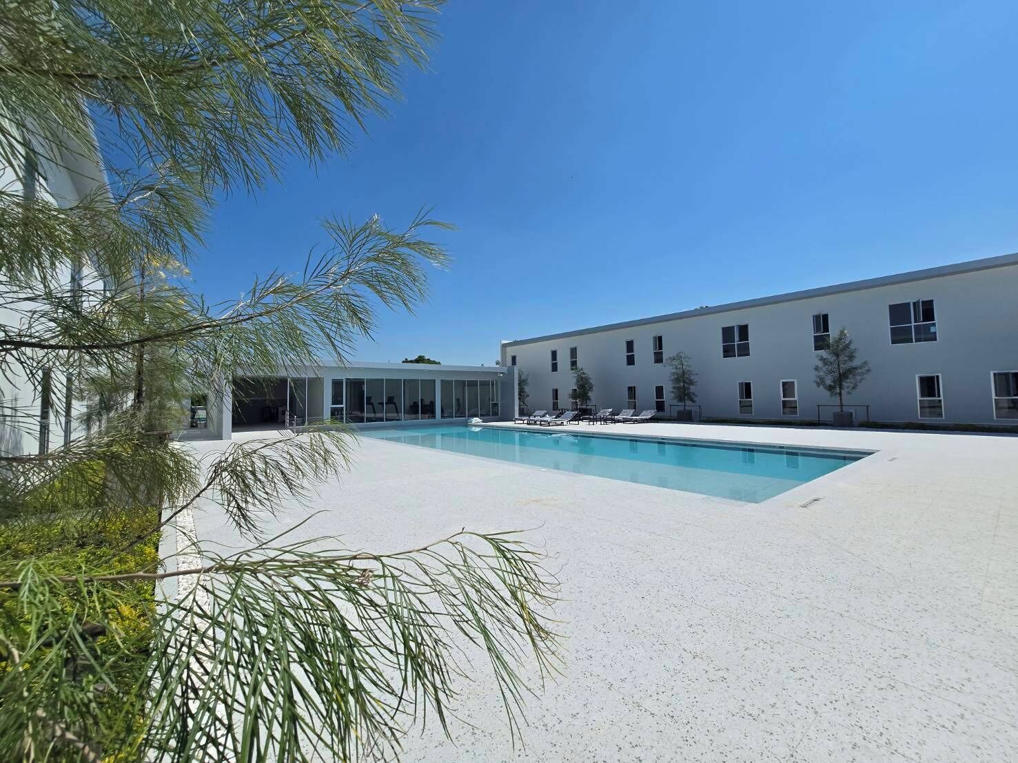 สระว่ายน้ำกลางแจ้ง