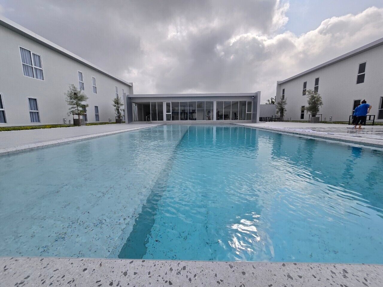 Una piscina al aire libre