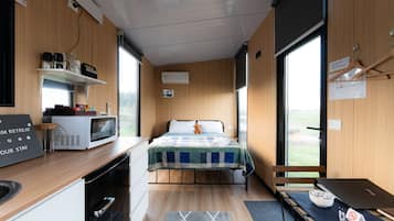 1 bedroom, bed sheets