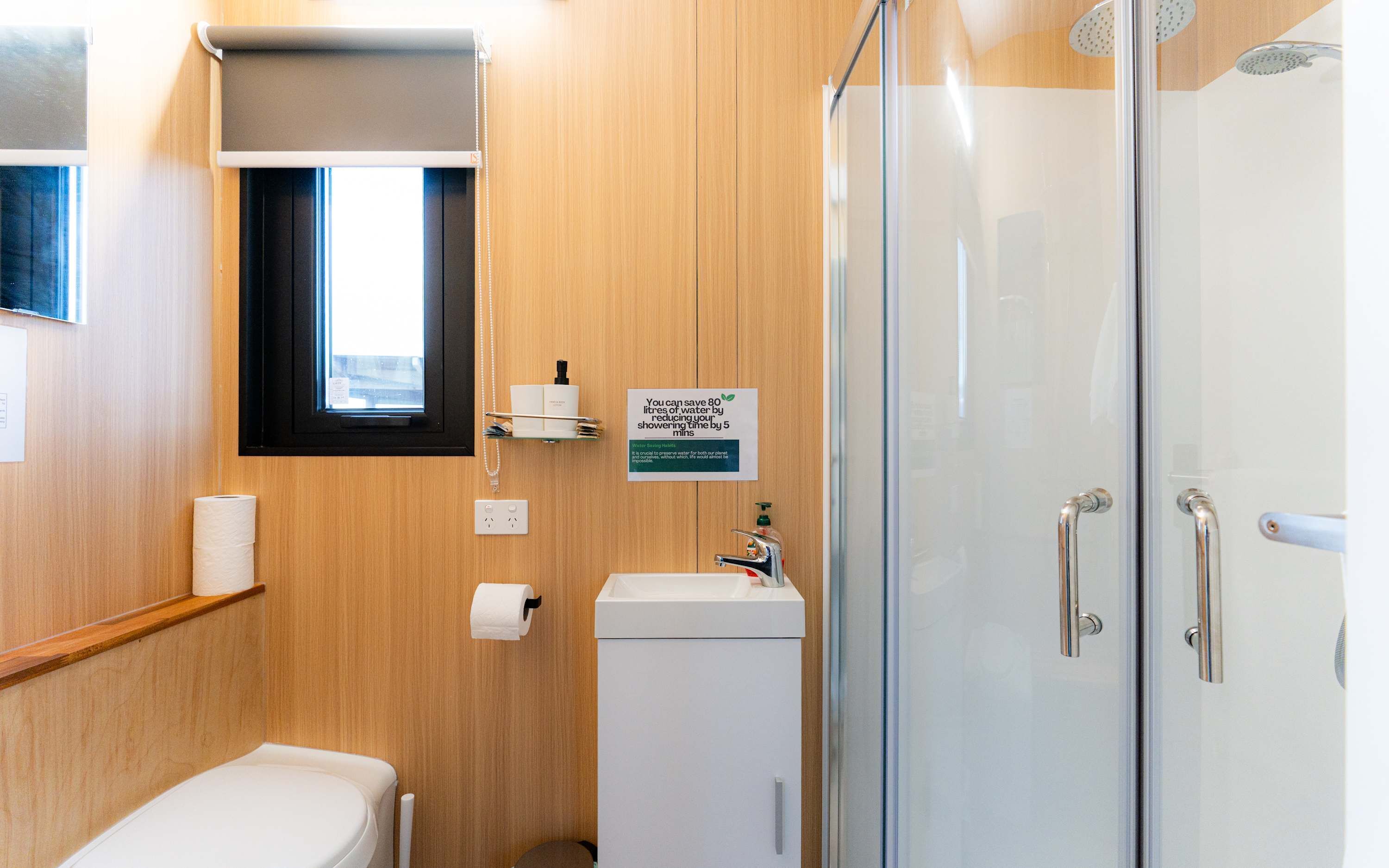 Suihku, hiustenkuivaaja, pyyhkeet