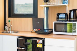 Frigorífico, microondas, placa de cocina y cafetera o tetera