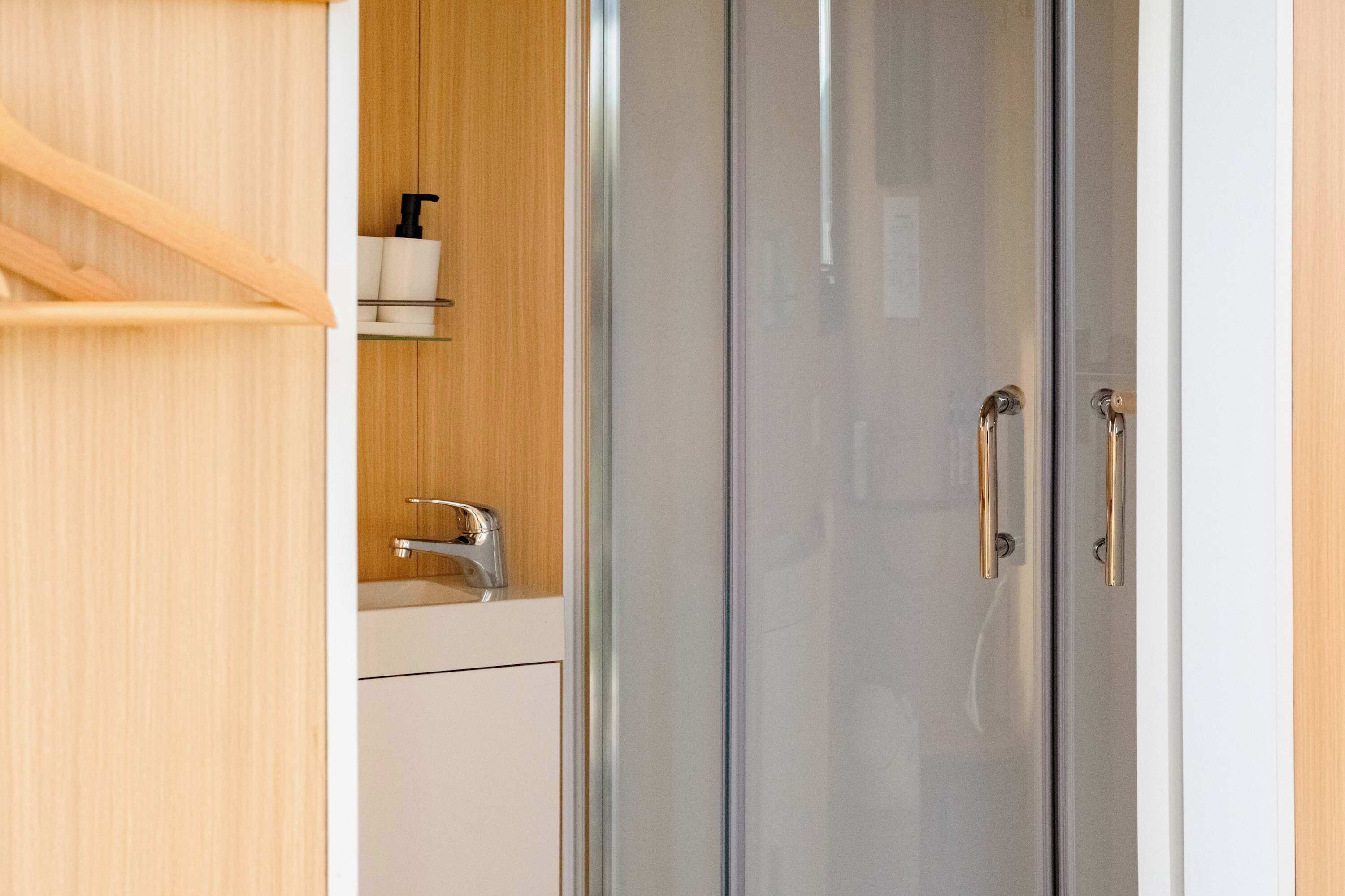 淋浴设施、吹风机、毛巾