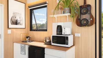 Kühlschrank, Mikrowelle, Herdplatte, Wasserkocher mit Kaffee-/Teezubehör