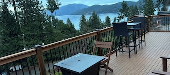 Cozy Home with Ocean and Mountain views. Family sized wth game room and deck