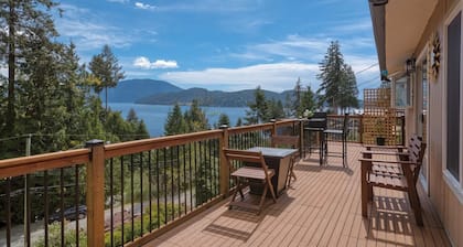 Cozy Home with Ocean and Mountain views. Family sized wth game room and deck
