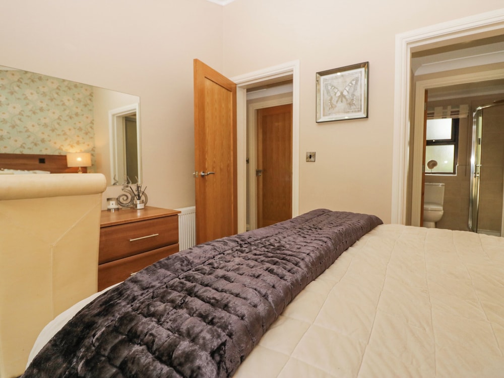 TREE HOUSE, PARTIAL LAKE VIEWS, pet friendly in Windermere Windermere