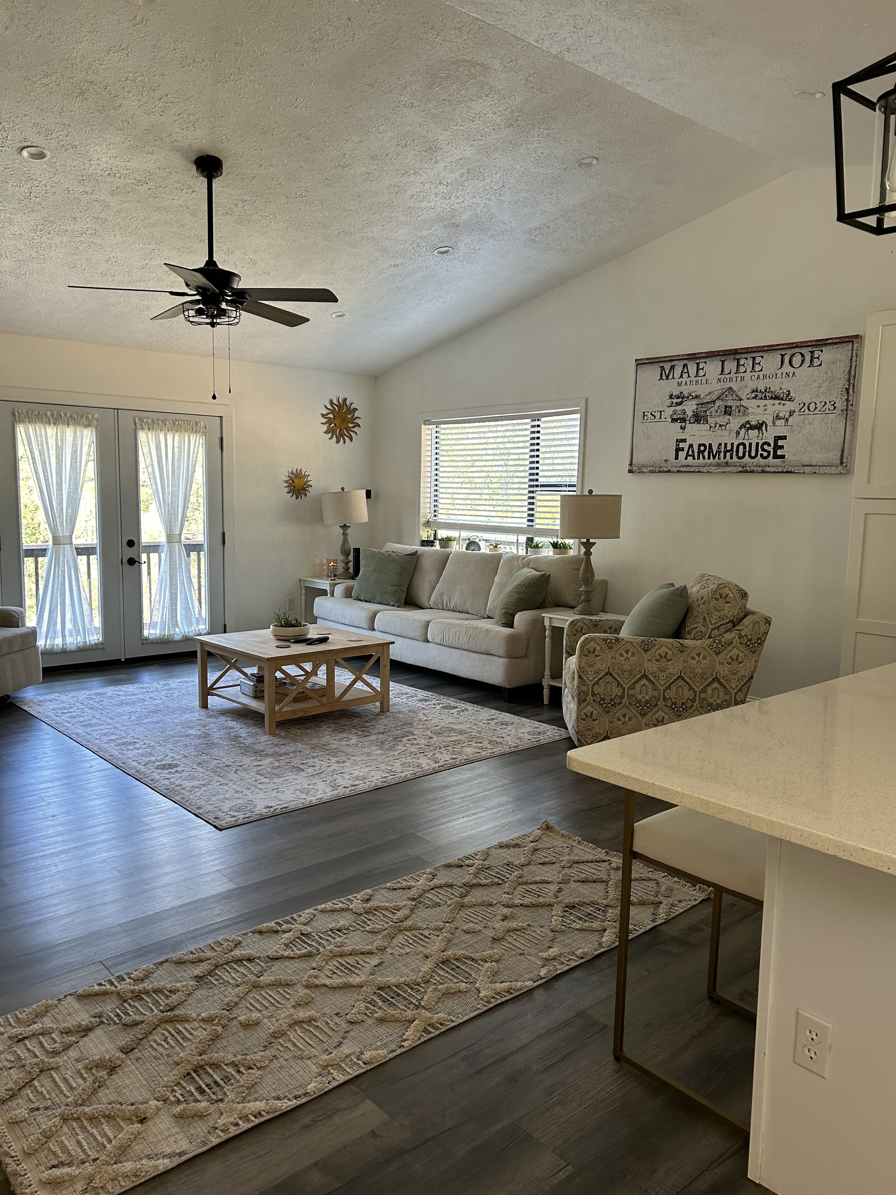 TV connectée, cheminée, baby-foot, espaces bureaux