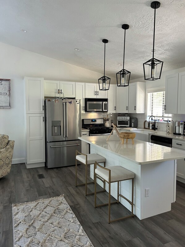 Fridge, microwave, oven, stovetop - 4-bedroom house in charming Marble with pool spa and fitness room (Marble)