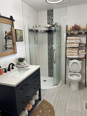 Dusj, hårføner, håndklær og såpe