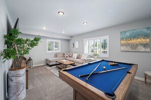 Smart TV, videojuegos, futbolito y tenis de mesa 