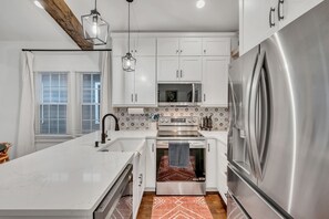 Een koelkast, een microgolfoven, een oven, een kookplaat