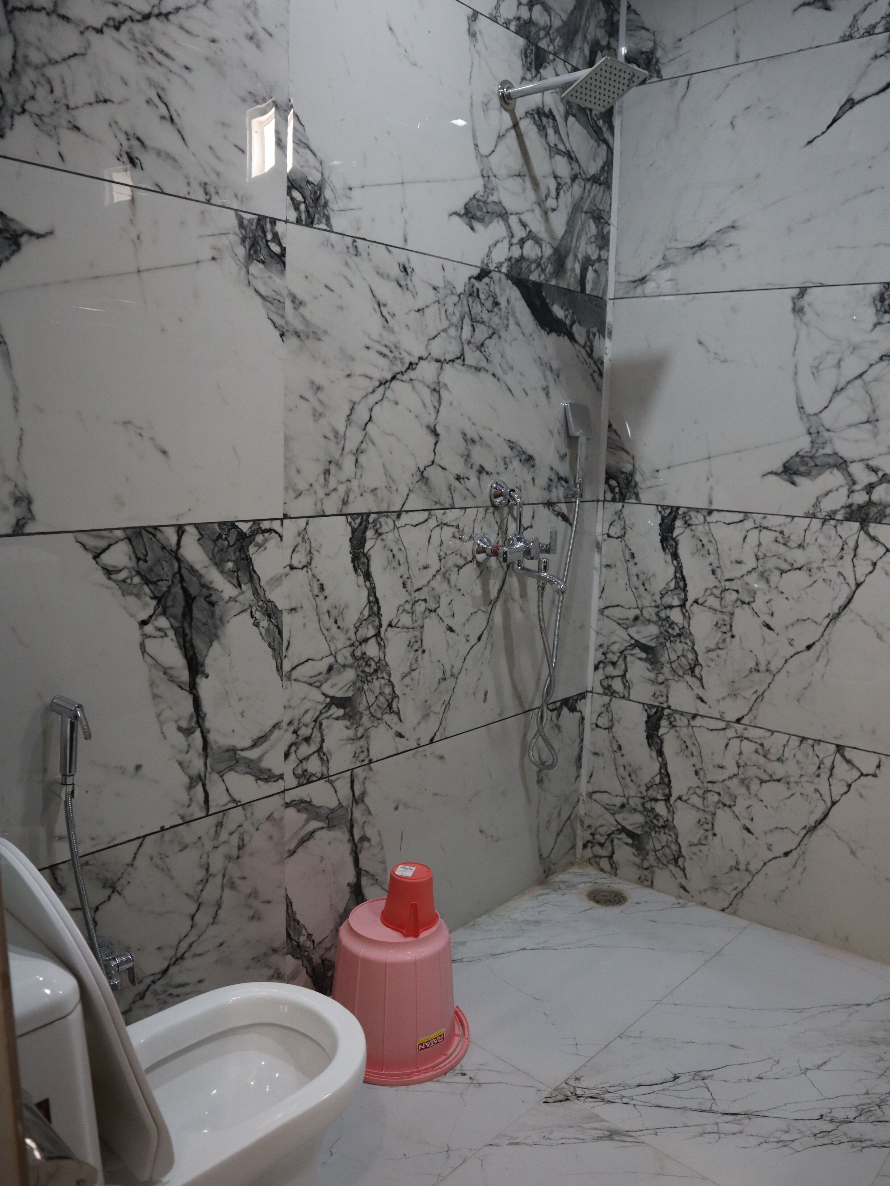 Habitación doble Deluxe, balcón, vista al jardín | Baño | Tina con regadera, amenidades de baño gratuitas, toallas, jabón 