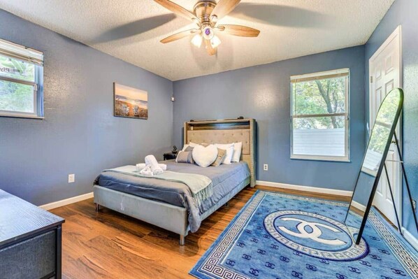 3 bedrooms, in-room safe, iron/ironing board, free WiFi