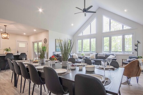 Family Retreat w/ hot tub, game room + Winter fun