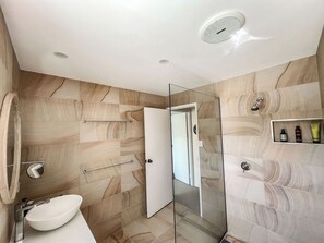 Hårføner, håndklær, såpe og sjampo