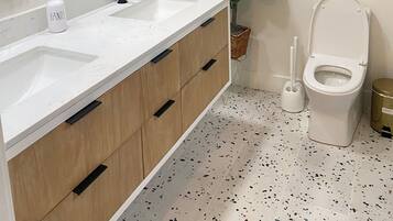 Secadora de cabello, toallas, jabón, papel de baño