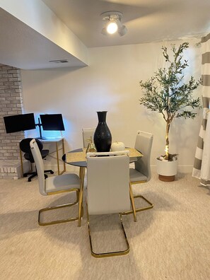 Dining - Cozy Studio on the hill in Elko (Elko)