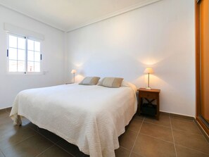 4 quartos, escrivaninha, acesso à internet