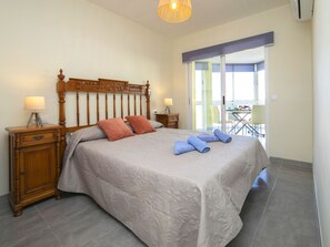 1 soverom, skrivebord og internettilgang