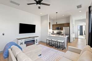 Una Smart TV, una chimenea
