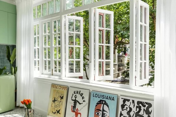 Interior - Cozy French-style 1-bedroom apartment walk to XinTianDi, HuaiHai Road (上海 黄浦区)