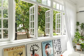 Interior - Cozy French-style 1-bedroom apartment walk to XinTianDi, HuaiHai Road (上海 黄浦区)