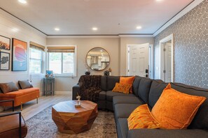 TV connectée, cheminée, table de tennis de table