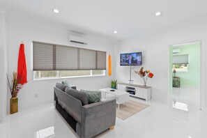 Living area - 3-bedroom newly build house near Disneyland (Midway City)
