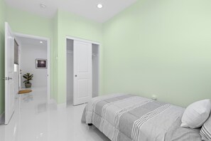 Iron/ironing board, WiFi, bed sheets - 3-bedroom newly build house near Disneyland (Midway City)