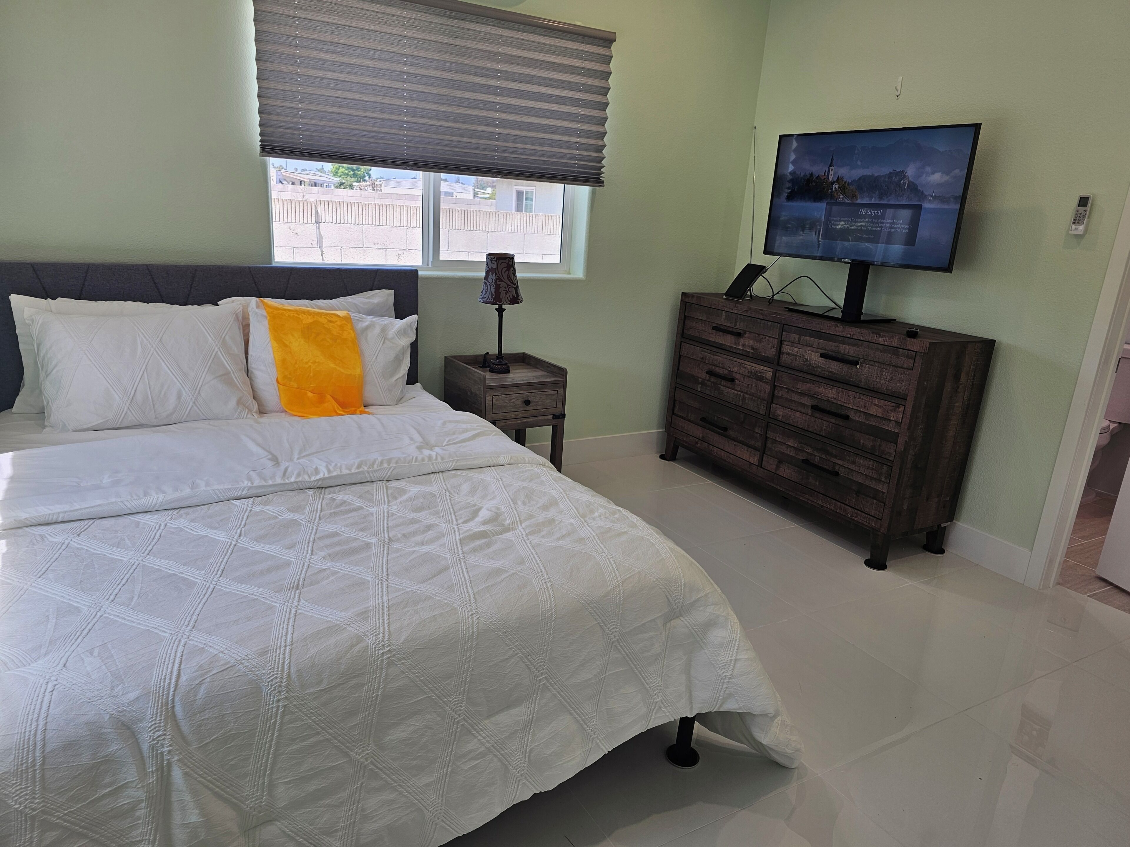 Iron/ironing board, WiFi, bed sheets