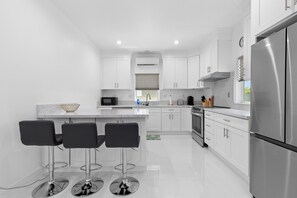 Private kitchen - 3-bedroom newly build house near Disneyland (Midway City)