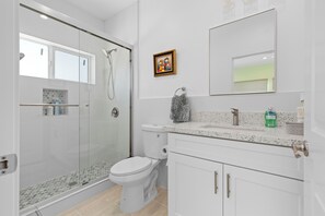 Shower, hair dryer, towels, soap - 3-bedroom newly build house near Disneyland (Midway City)
