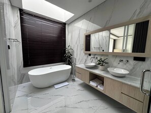 Bathroom - newly built "Villa Na Bali" (Kabupaten Badung)