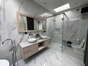 Shower, hair dryer - newly built "Villa Na Bali" (Kabupaten Badung)