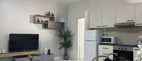 ثلاجة، ميكروويف، فرن، موقد طهي مسطح