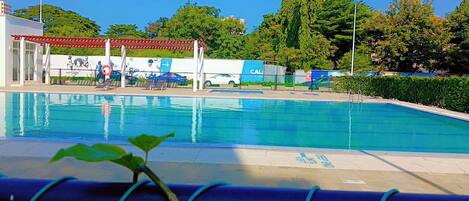 Una piscina al aire libre