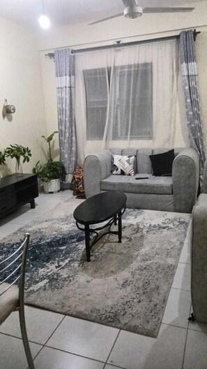 Deluxe Apartment | Ruang tamu | 24 inci sebuah televisyen pintar dengan digital 