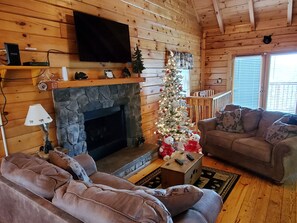 Smart TV, fireplace, video games - 3-bedroom cabin in fabulous Sevierville with AC, WiFi (Sevierville)