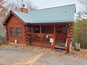 Exterior - 3-bedroom cabin in fabulous Sevierville with AC, WiFi (Sevierville)