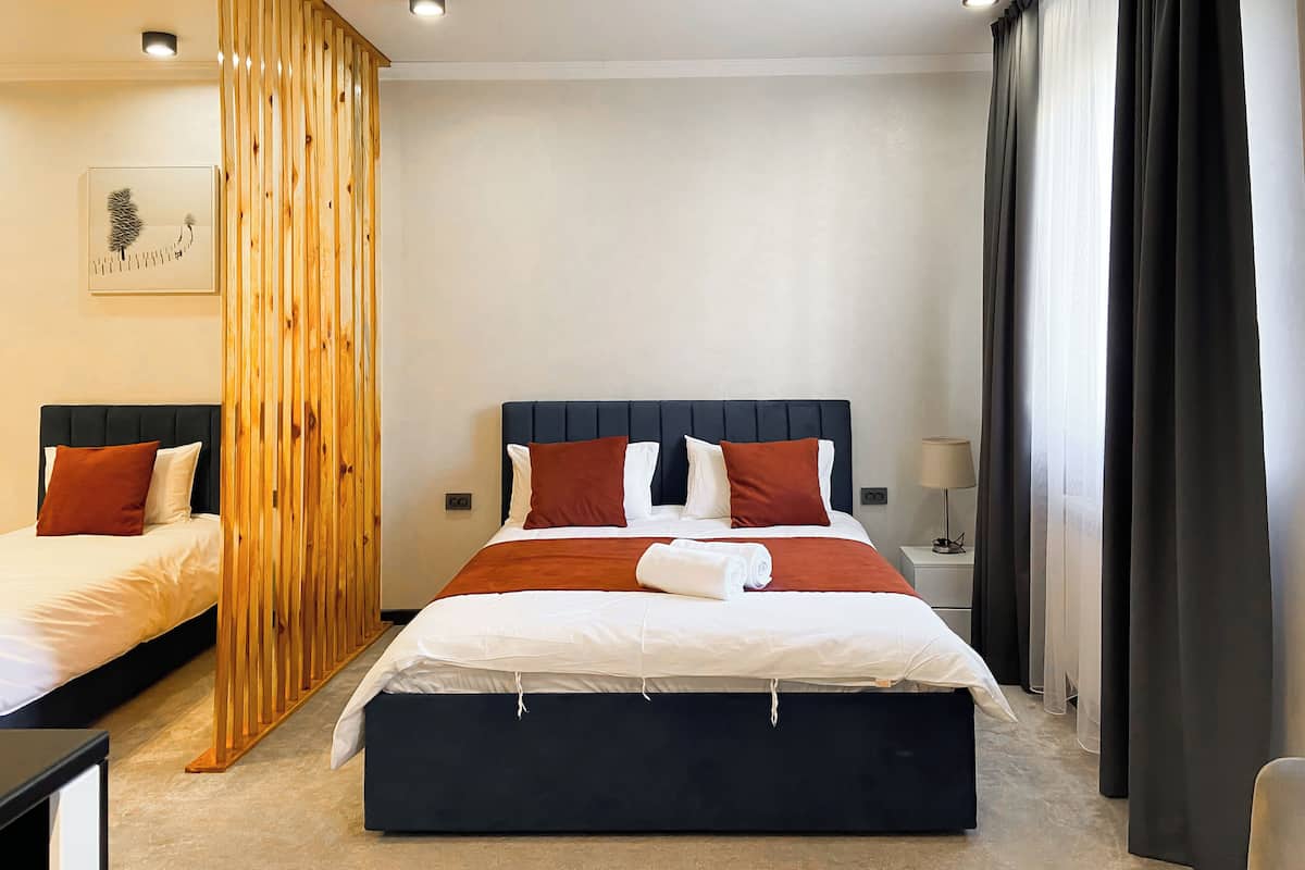 Chambre triple Confort, vue sur la ville | Literie de qualité, bureau, espace de travail pour ordinateurs portables