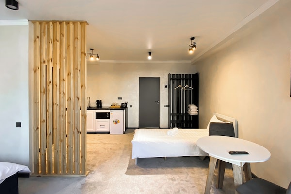 Habitació triple Comfort, vistes a la ciutat | Roba de llit d'alta qualitat i escriptori