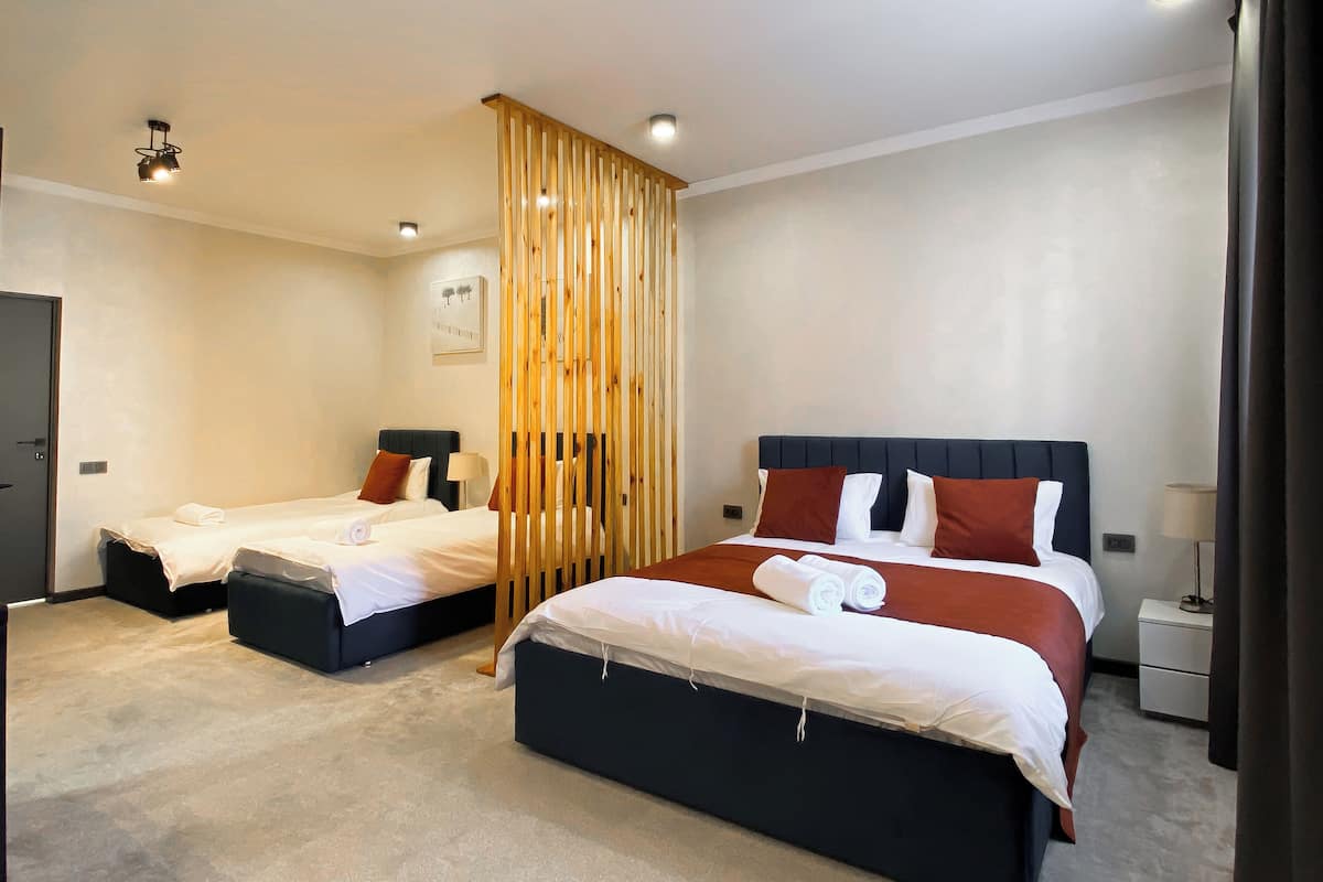 Chambre quadruple familiale, vue sur la ville | Literie de qualité, bureau, espace de travail pour ordinateurs portables