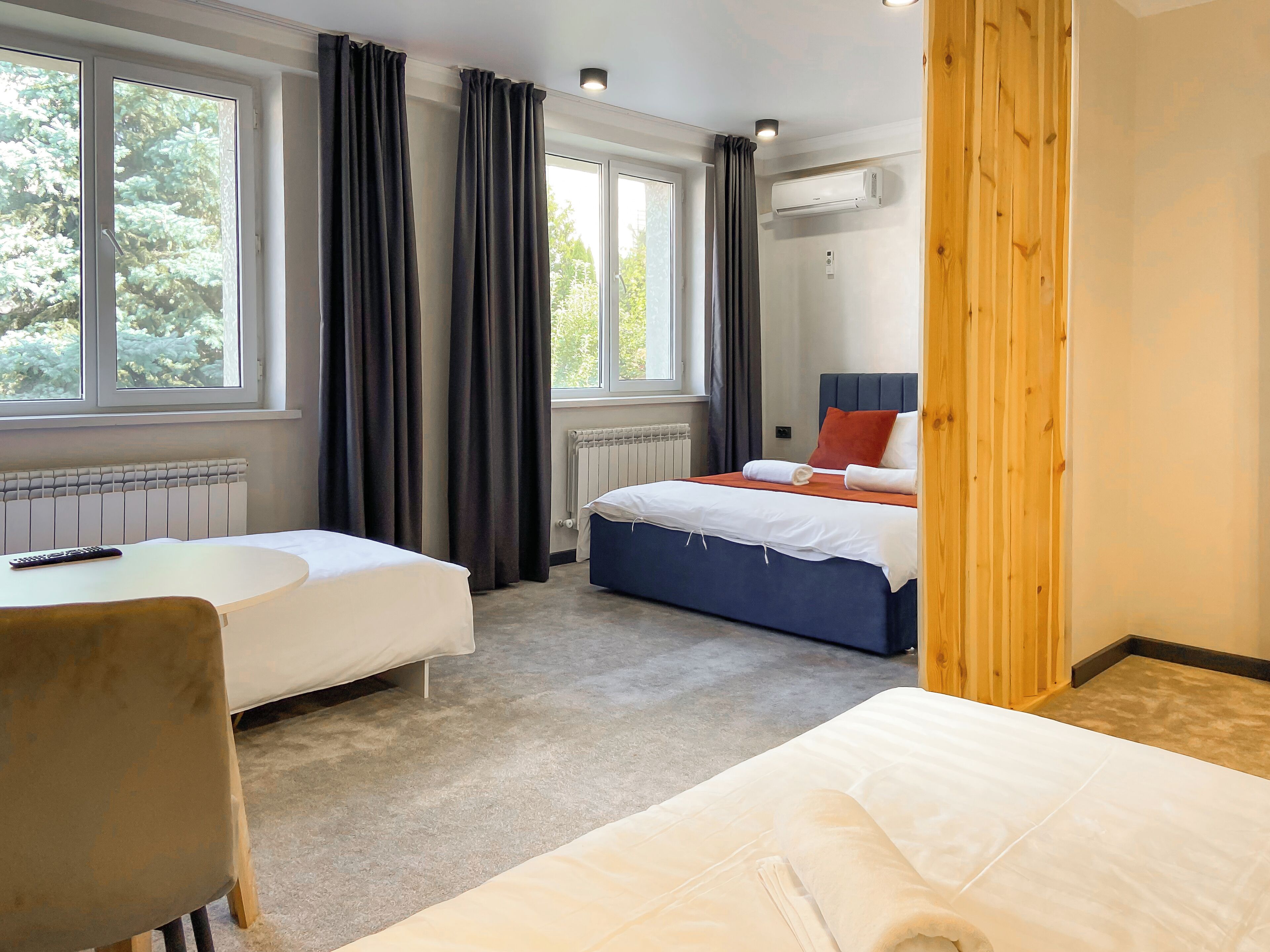Una habitación de hotel con dos camas, una mesa y una silla.