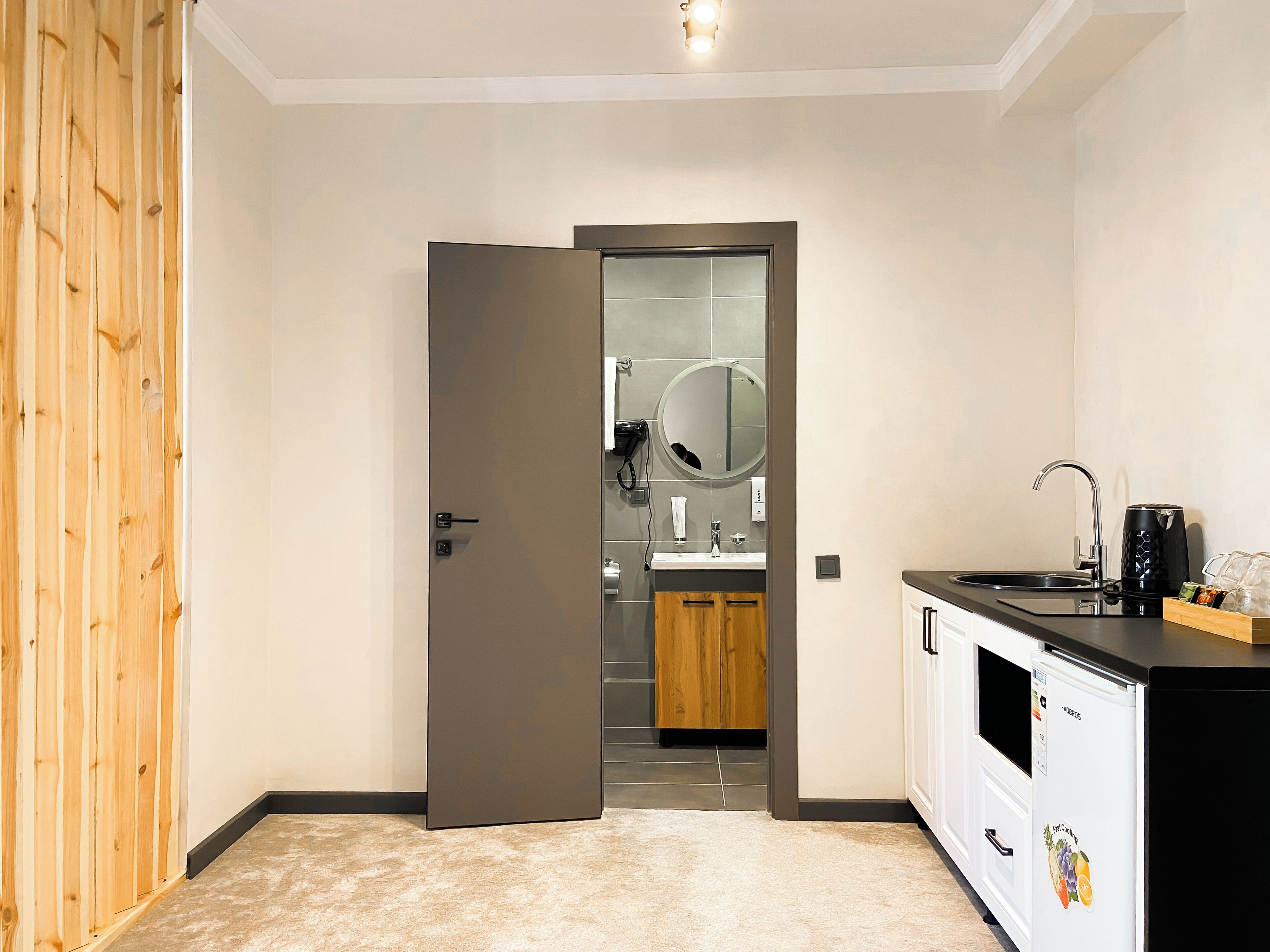 家庭四人房, 城市景观 | 高档床上用品、办公桌、笔记本电脑工作区、隔音