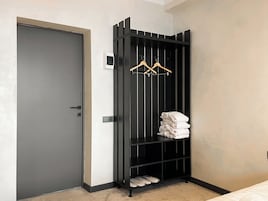 家庭四人房, 城市景观 | 高档床上用品、办公桌、笔记本电脑工作区、隔音