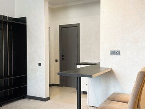 Familien-Vierbettzimmer, Stadtblick | Hochwertige Bettwaren, Schreibtisch, laptopgeeigneter Arbeitsplatz