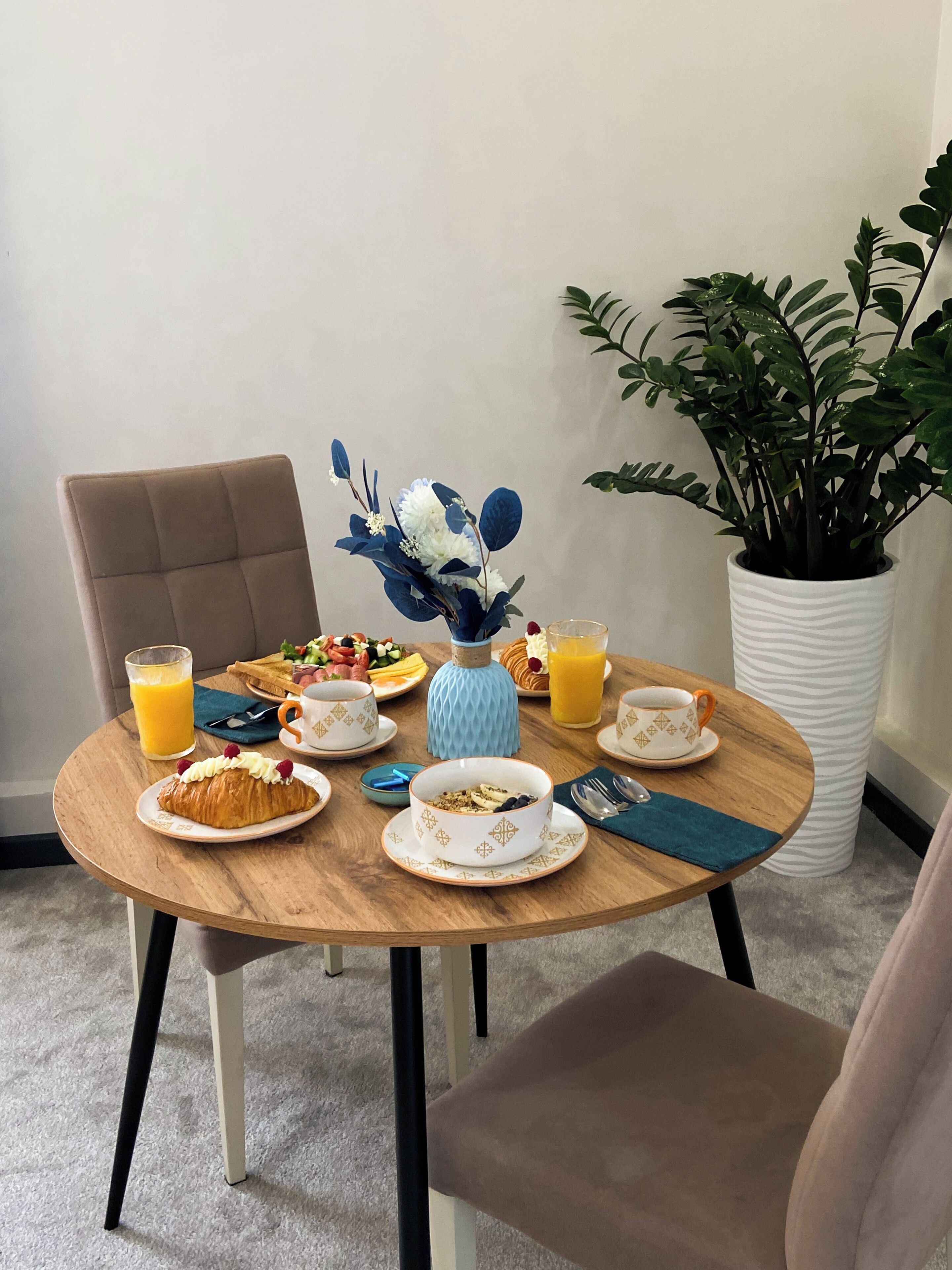 Daily continental breakfast (USD 3000 per person)